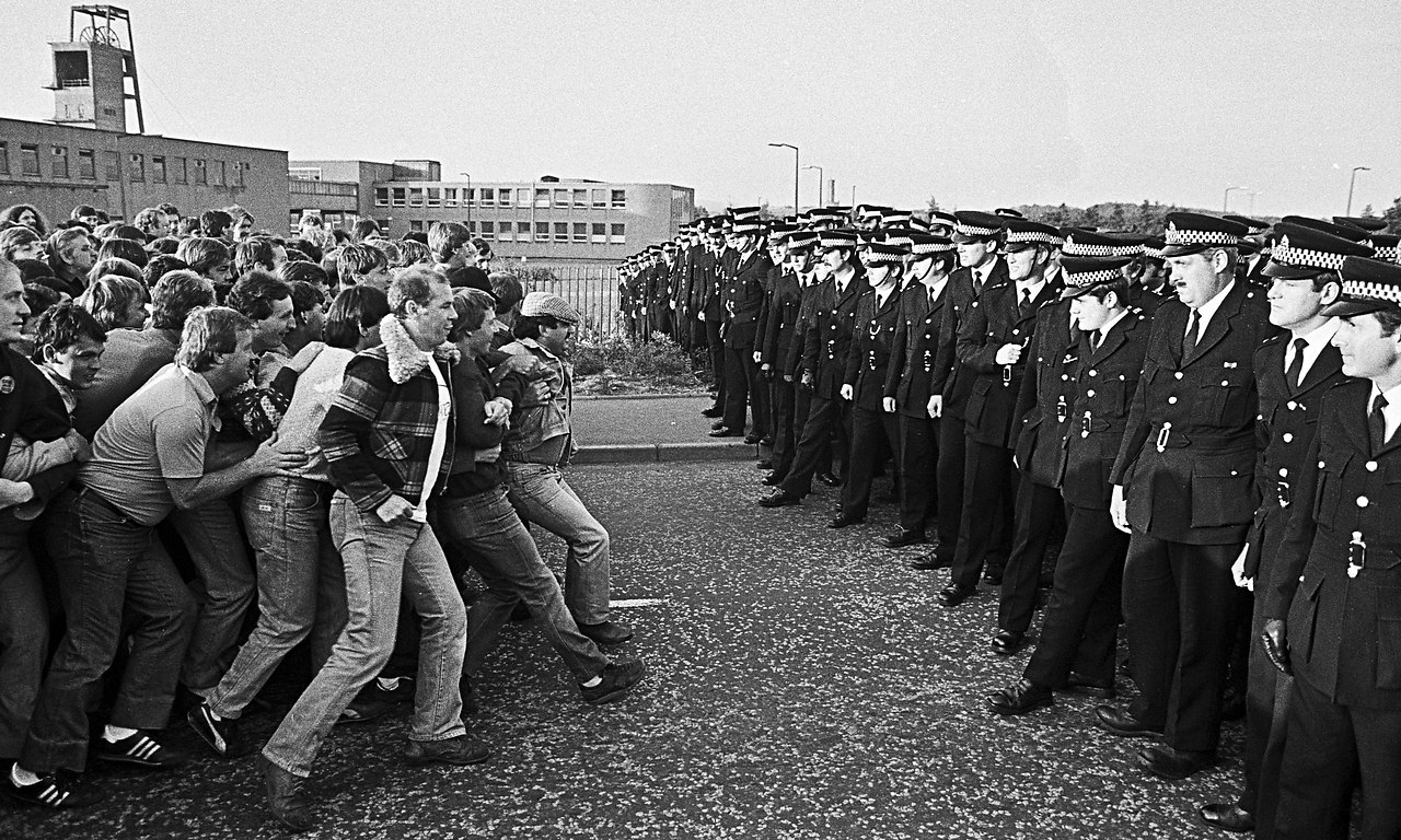 1984 гг. Великобритания забастовка Шахтеров 1985. Забастовка британских Шахтёров 1984 1985. Забастовка Шахтеров в Великобритании 1984. Забастовки Шахтеров в Англии 1984 год.