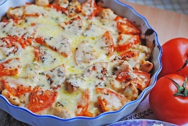 Куриное филе запеченое с овощами и сыром. Ингредиенты: 3 куриных филе 1 сладкий перец 2 небольших ...