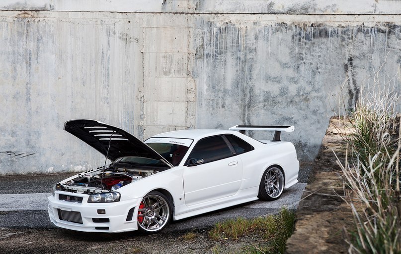 Nissan Skyline GT-R (R34).