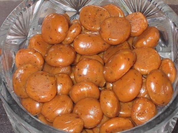 Ириски с шоколадной крошкой.Ингредиенты:200 г мёдапримерно 80 г сахарного песка80 г ...