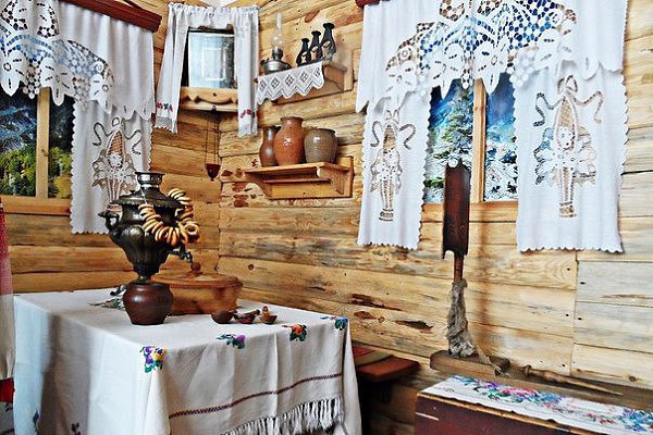 ПОВЕРЬТЕ , Я АНГЕЛ.Ах, деревенских домиков уют:Хрустят крахмалом шторки "Ришелье",И флоксы ...