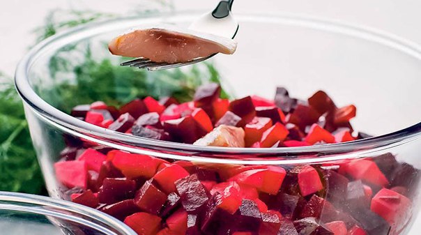 Салат винегрет.Ингредиенты: морковь – 2 крупныхкартофель – 2 крупныхсельдь слабосоленая – 150 г ...