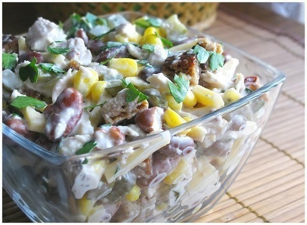 Салат с курицей, фасолью и сыром. Ингредиенты: Отварное куриное филе — 300 г Фасоль (отварная или ...