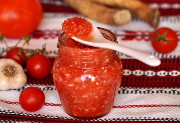 ЯДРЁНАЯ ЗАКУСКА БЕЗ ВАРКИ.1 кг спелых крепких помидоров + 200 г корня хрена + 200 г чеснока.Всё ...