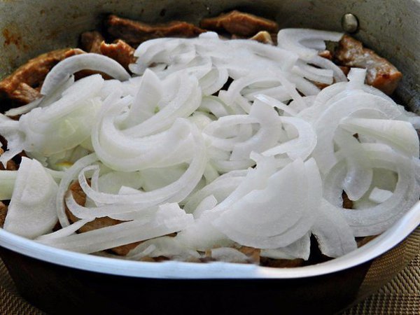 МЯСО ТУШЕНОЕ СО СМЕТАНКОЙ.ИНГРЕДИЕНТЫ: 500 г говядины (или свинины); 2 головки репчатого лука; 150 г ... - 3