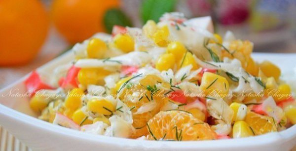 САЛАТ С КРАБОВЫМИ ПАЛОЧКАМИ И АПЕЛЬСИНОМ .ИНГРЕДИЕНТЫ: 1 апельсин; 200 г крабовых палочек; 1 банка ...