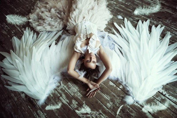 Мне перья дергали из крыл... А я - летала! Пытались воздух перекрыть... А я - дышала! Меня пугали - ...