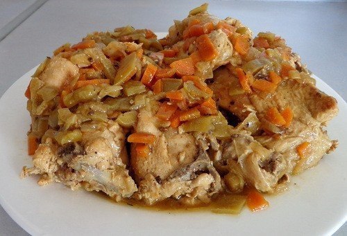 Курятина маринованная.Рецепт:Курицу порубить на крупные куски и смазать их солью и специями типа ...