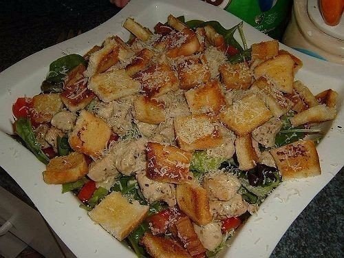Цезарь с курицей и классическим соусом.Ингредиенты:для соуса:2 куриных желтка2 ч.л. французской ...