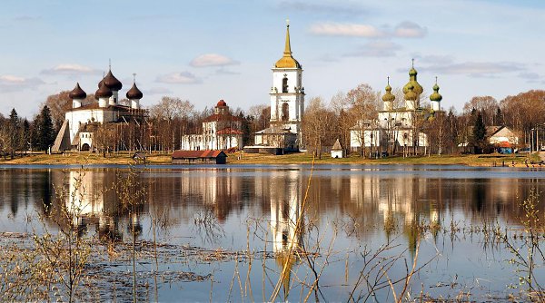 Каргополь — один из тех зачарованных городков Русского Севера, где время не остановилось, но течет ...