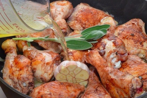 Курица с яблоками и шалфеем.Ингредиенты:Куриные окорочка — 6 шт.Корица — 1 ч.л.Соль — 1 ч.л.Белый ...