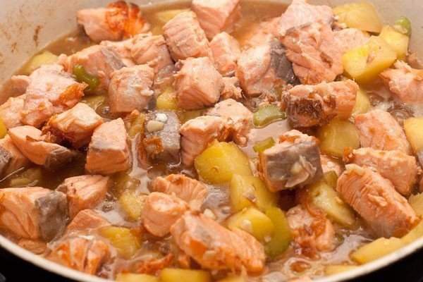 Жареный лосось с ананасами и розовым шампанским.Ингредиенты:Ананас свежий очищенный — 300 гСельдерей ...