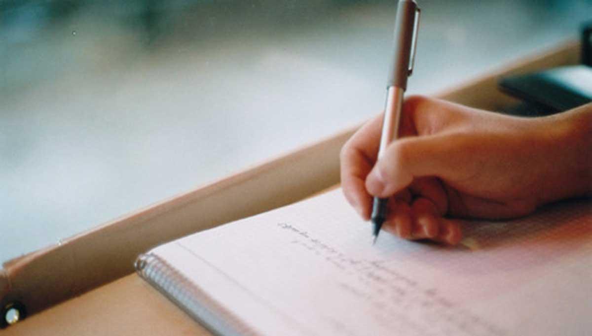 Человек пишет на листе бумаги. Пишет на бумаге. Человек пишет на бумаге. Пишущая рука. Ручка пишет.