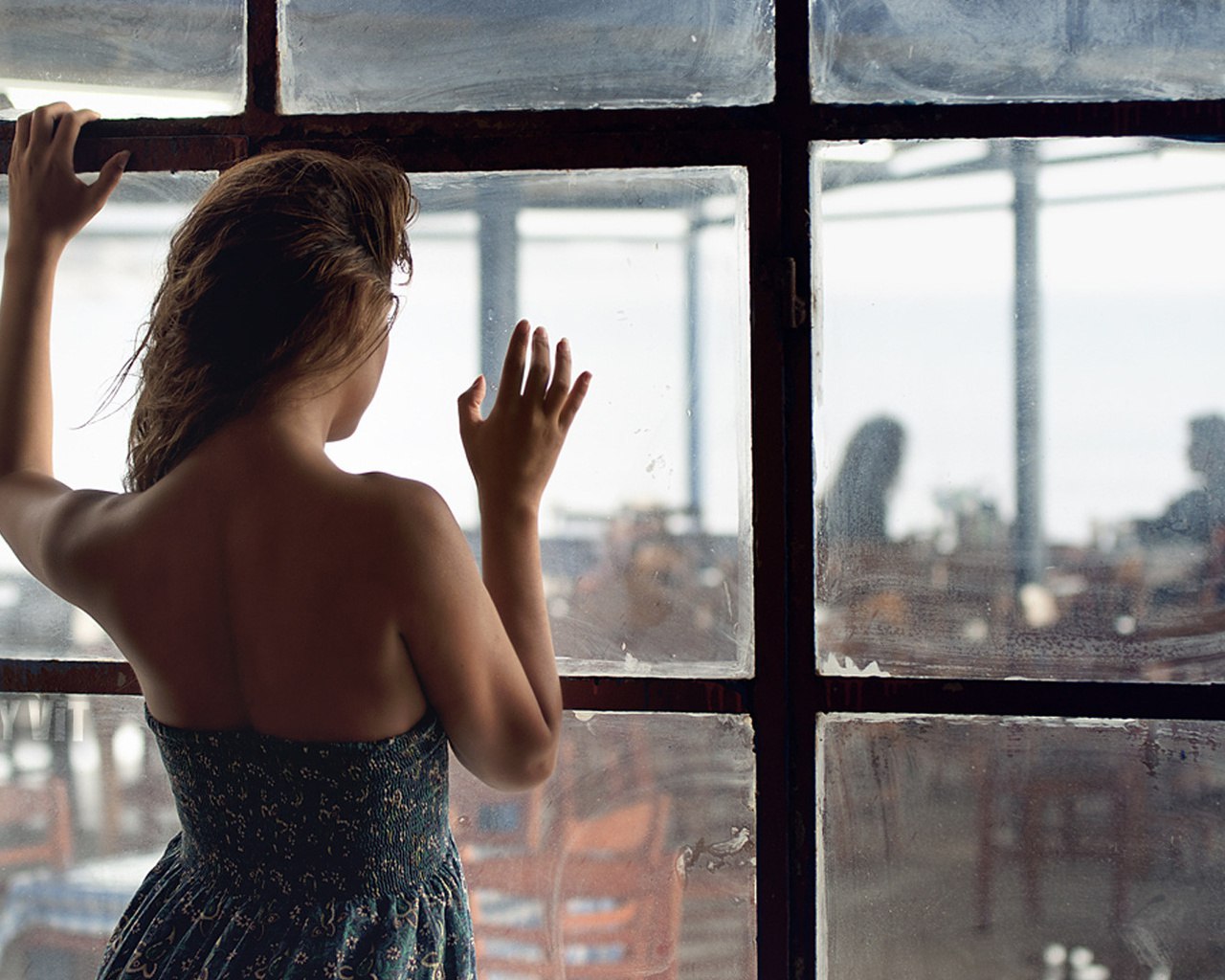 Она желала видеть и. Фотосессия у окна. Девушка у окна. Одинокая девушка у окна. Фотосессия возле окна.