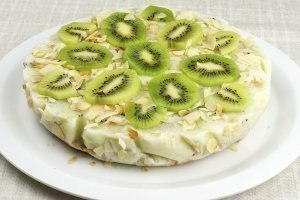 Йогуртовый низкокалорийный торт с киви и бананом.Вам потребуется:- 200 гр песочного печенья- 70 гр ... - 6