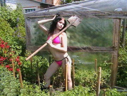 Все, что ее окружало, — деревенская скука, она считала себя жертвой, а за пределами ....ей грезился ...