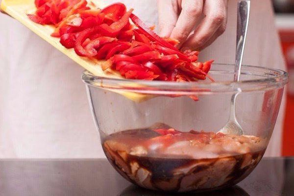 Курица в кисло-сладком соусе по-китайски.Калорийность: 101 кКал на 100 гСохрани рецепт Ингредиенты: ... - 4