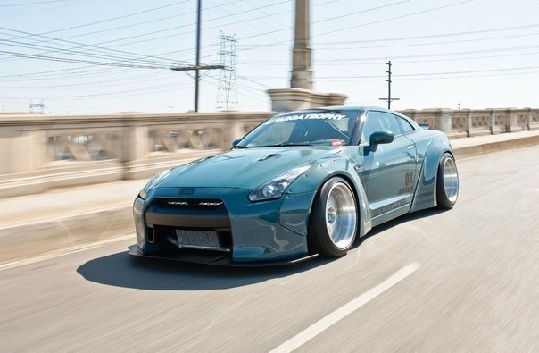 Nissan GT-R R35 - 4