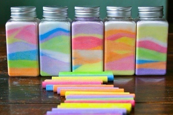 Радуга в бутылке! Нам понадобится: -Соль\песок -Банка -Цветные мелки -Лист бумаги.