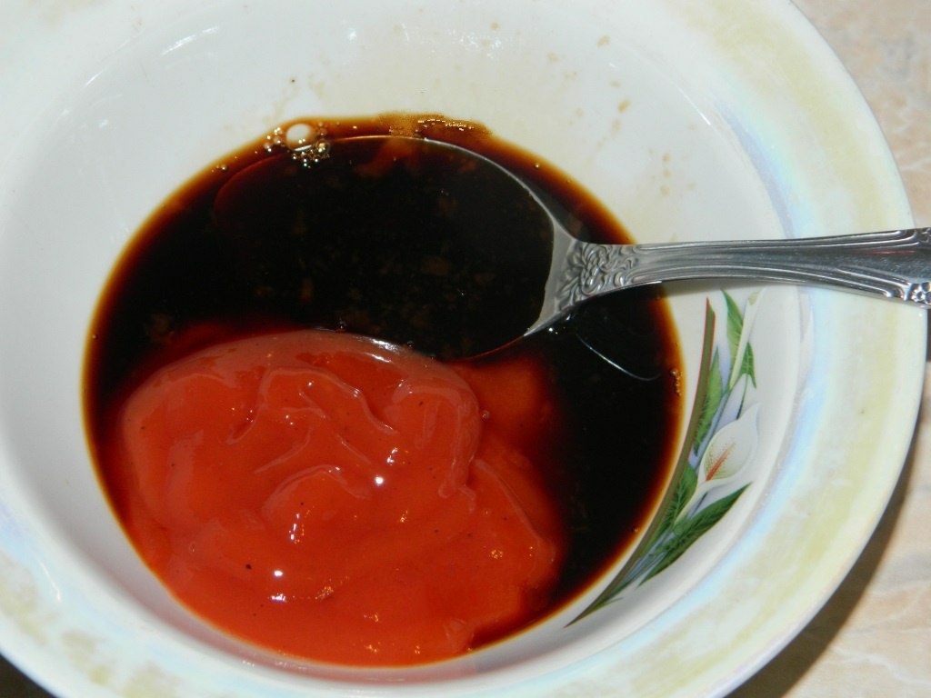 Соевый соус 1 столовая ложка. Кетчуп соевый соус. Томатно соевый соус. Столовая ложка соевого соуса. Соевый соус в рыбке.