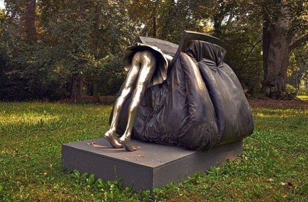 Памятник женской сумочке, Италия