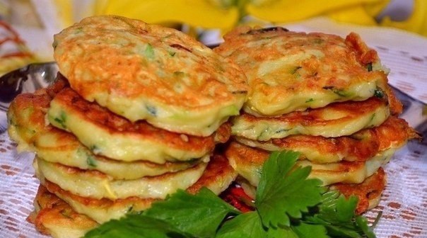 Кабачковые оладьи.Оладушки кто же их не любит? Только тот, кто не умеет их готовить. Кабачковые ...