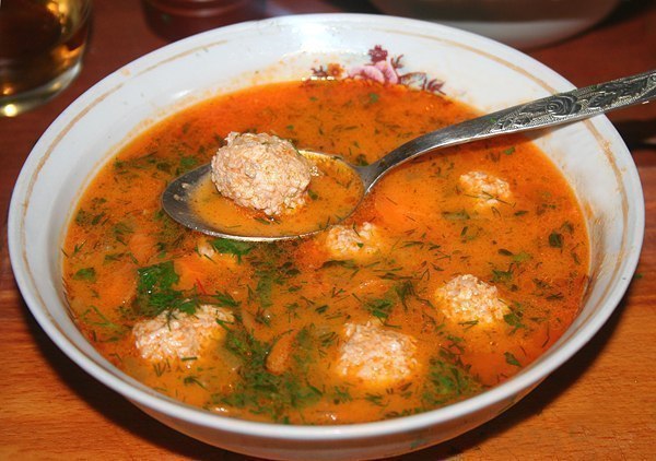 Рассольник с куриными фрикадельками и рисом.Вкусный рассольник за полчаса? — Легко!Ингредиенты:- 500 ...