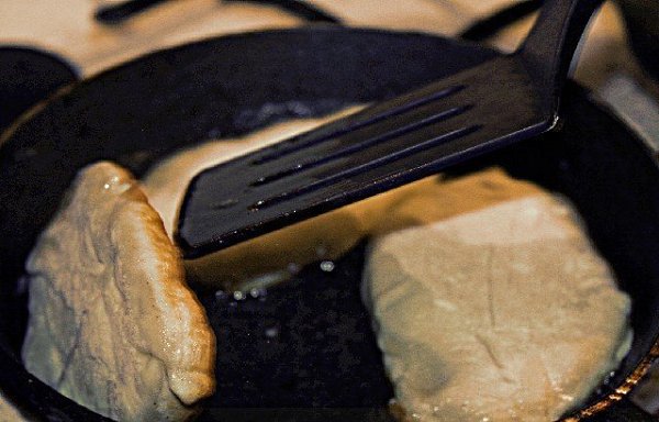Потрясающе вкусные пирожки-лепешки с картошкой и сыром.Готовим лепешки с картошкой и ... - 5