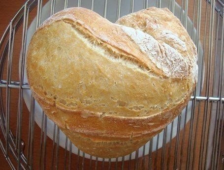 Домашний хлеб в духовке.Ингредиенты:Мука - 450 грДрожжи - 1 ч. ложкаСоль - 1 ч. ложкаВода тёплая - ...