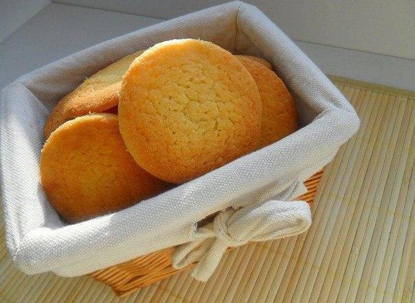 Нежное песочное печенье.Ингредиенты:Сливочное масло — 100 грЯичный желток — 2 штСахар — 100 грМука ...