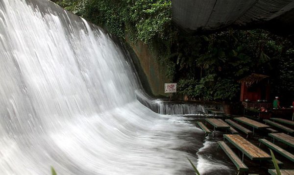 Отель Villa Escudero (Филиппины) организовал свой ресторан у самого настоящего водопада. - 6