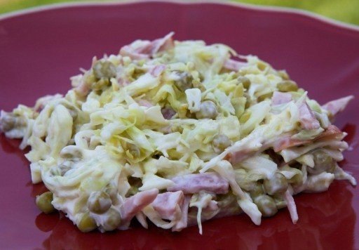 Салат капустный с краковской колбасой. Ингредиенты и приготовление: Капуста(порубить длинненько) ...