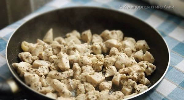Салат с курицей и кукурузой.Ингредиенты: 2 куриных филе 1 банка консервированной кукурузы 1 банка ... - 2