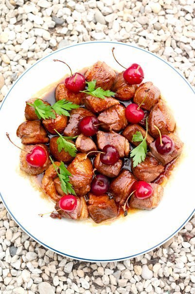 Утка в соевом соусе. Вам потребуется: 2 утиных грудки (это около 700 г веса) Для маринада: 4 ст.л. ...