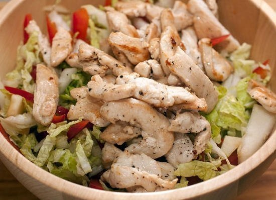 Салаты с куриной грудкой! Существует много рецептов приготовления салатов из куриной грудки, мы ...