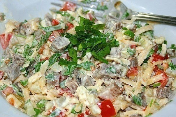 Очень вкусный салат.Ингредиенты:0,5 кг. говядины3-4 свежих помидора2-3 маринованных огурца3-4 ...