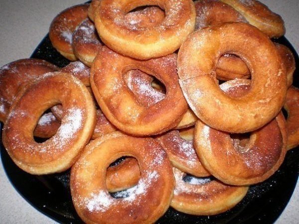Пончики на сгущёнке.Ингредиенты:- 3 яйца- 1 баночка сгущёнки- 2 ч.л.разрыхлителя- 400 ...