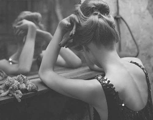 Эдуард Асадов. Чудачка.Одни называют ее чудачкойИ пальцем на лоб - за спиной, тайком.Другие - ...