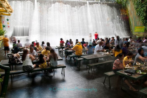 Отель Villa Escudero (Филиппины) организовал свой ресторан у самого настоящего водопада. - 2