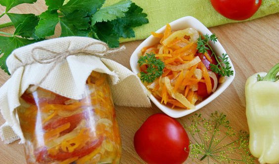 ОВОЩНОЙ КАПРИЗ НА ЗИМУ, 2 кг помидор 1 кг болг. перца 800г моркови 600г реп. лука 400 мл раст. масла ...