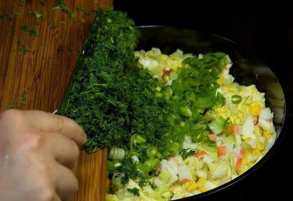 Салат из крабовых палочек с пекинской капустой. Ингредиенты: 450 г крабовых палочек 5-6 листьев ... - 6