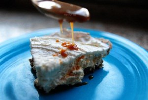 Безе с мороженым под карамельным соусом.Ингредиенты:Масло сливочное — 80 гСахарный песок — 300 гЯйца ...