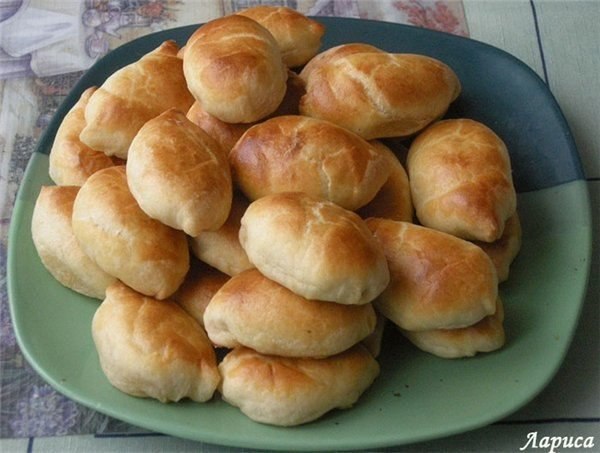 Пирожки с капустой.Ингредиенты:- 150 г масла- 250 г сметаны 10% - 1 столовая ложка без верха сахара- ...
