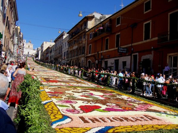 Genzano Infiorata (Дженцано-ди-Рома, Италия).Этот фестиваль ведет свою историю от 1778 года, когда ...