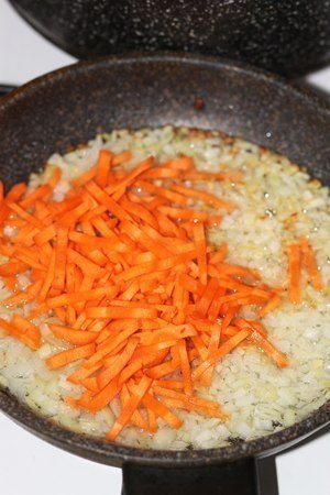 Невероятно вкусный рис с овощами и грибами. Состав: - 300 г пропаренного риса с диким - 1 морковь - ... - 4