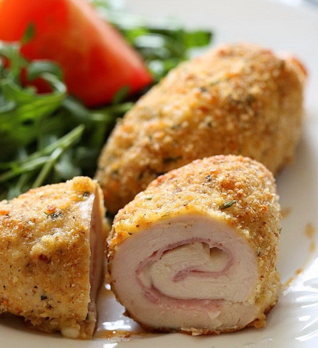 Куриного 4. Chicken cordon bleu. Куриные рулетики с грибами и сыром в сметанном соусе. Кордон Блю Ингредиенты. Рулада. Куриный.рулет.