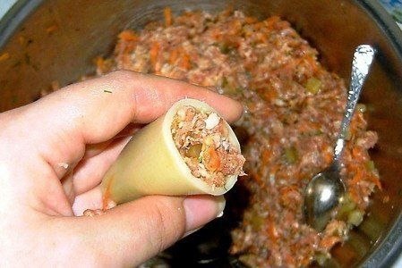 Фаршированные каннеллони, запеченные с сыром.Ингредиенты:- Каннеллони - 1 упаковка (400 грамм);- ... - 5