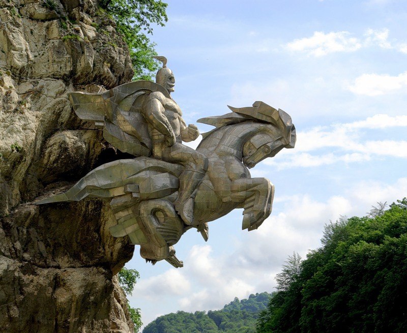 Памятник Георгию Победоносцу в Северной Осетии в скале. Памятник святому георгию