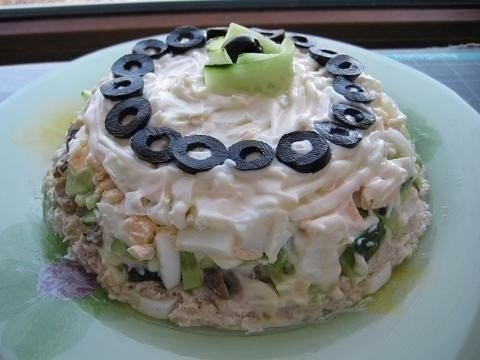 Очень вкусный салат.Ингредиенты:- 1/2 куриного филе- 2 шт. отварных яиц- 1 крупный огурец- 50 г ... - 4