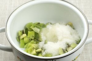 Йогуртовый низкокалорийный торт с киви и бананом.Вам потребуется:- 200 гр песочного печенья- 70 гр ... - 3